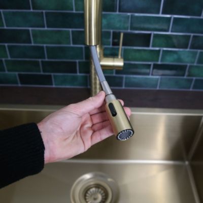 Mitigeur de cuisine doré avec douchette Essebagno Architek