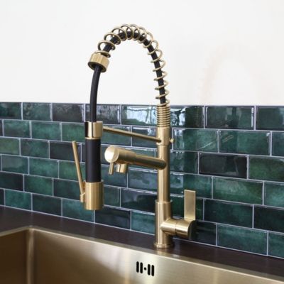 Mitigeur de cuisine doré avec douchette Essebagno Big Hotto
