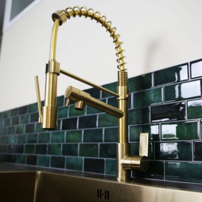 Mitigeur de cuisine doré avec douchette Essebagno Hotto