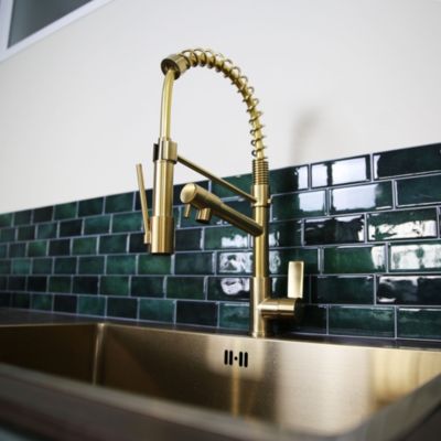 Mitigeur de cuisine doré avec douchette Essebagno Hotto