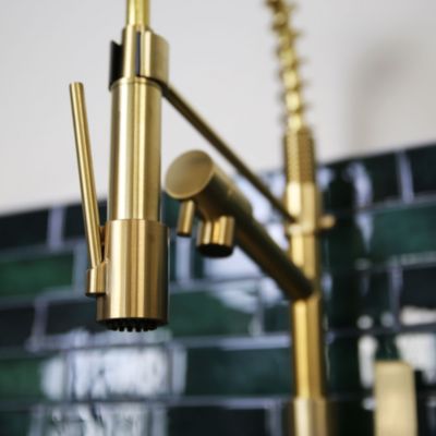 Mitigeur de cuisine doré avec douchette Essebagno Hotto