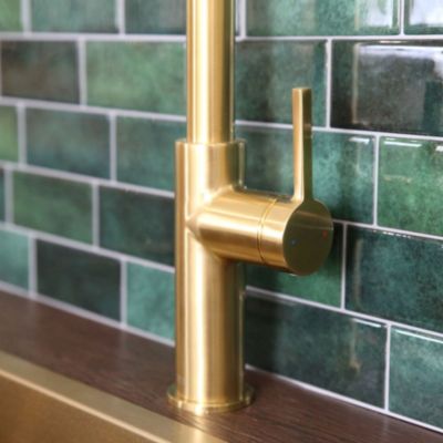 Mitigeur de cuisine doré avec douchette Essebagno Pure II