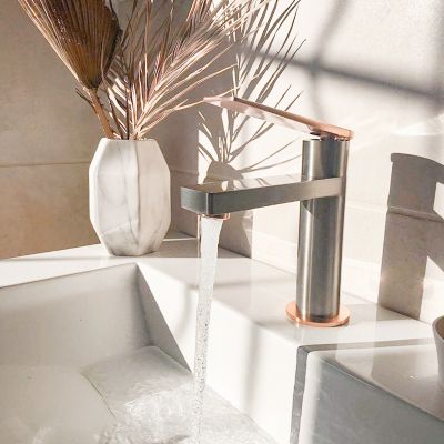 Mitigeur lavabo bas façon inox et or rose Essebagno Allure