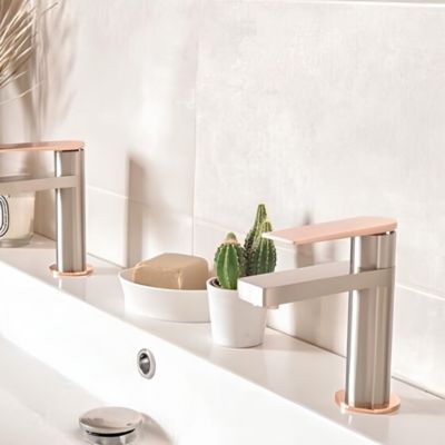 Mitigeur lavabo bas façon inox et or rose Essebagno Allure