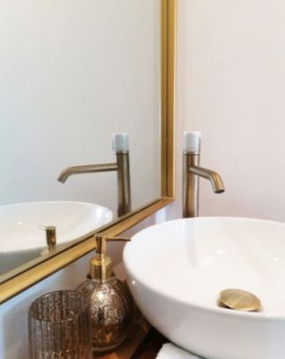 Mitigeur lavabo haut avec vidage en laiton doré et marbre blanc, Essebagno Manopola