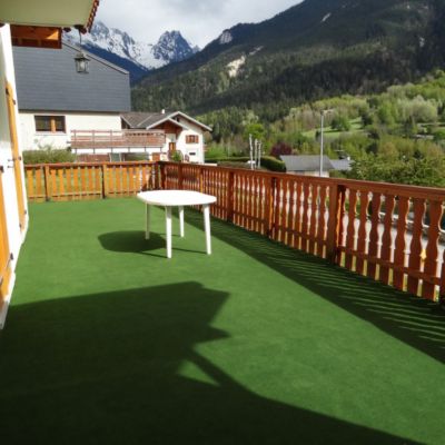 Moquette d'extérieur verte sur plots - Imitation Gazon synthétique - Rouleau de 1,33m x 26m