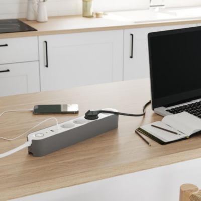 Multiprise 4 prises + 2 USB Jacobsen 1.5 m blanche