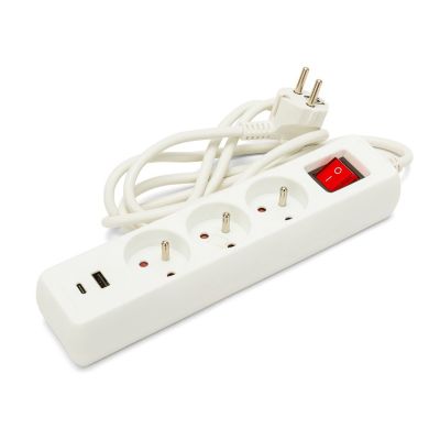 Multiprise française avec 3 sorties 2P+T et 2 prises USB. Câble de 1,5 m