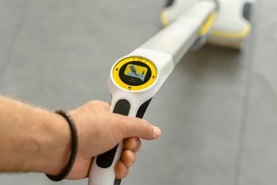 Nettoyeur de sols connecté Karcher FC 8 Smart Signature Line - Aspire lave et sèche - Autonomie 50 min- 550 tr/min