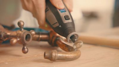 Outil multifonction sans fil Dremel 8240 + 5 accessoires
