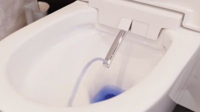 Pack WC suspendu lavant avec cuvette sans bride, LED et télécommande, SFA Saniwash