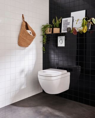 Intérieur Des Toilettes Avec Tapis De Cuvette En Céramique Et