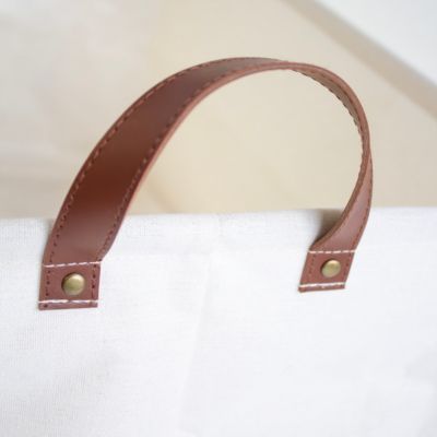 Panier à linge blanc avec anses effet cuir marron l.60 x H.30 x P.40 cm, Box & Beyond