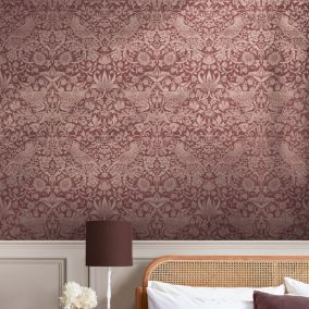 Papier peint intissé Strawberry thief imprimé fleurs, oiseaux effet métalisé rouge L.1000 x l.52cm William Morris