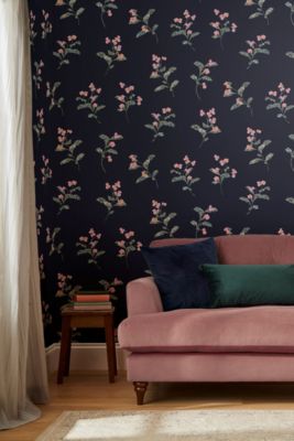Papier peint intissé Swanton Floral imprimé fleurs rose sur fond bleu marine L.1000 x l.52cm Joules