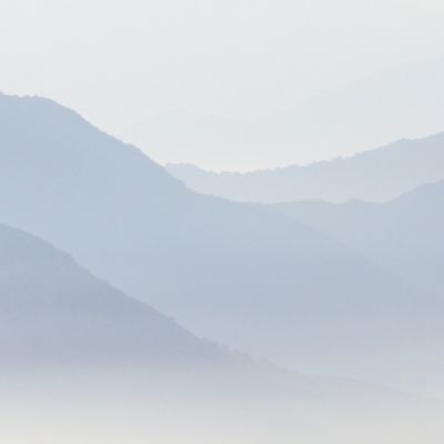 Papier peint panoramique Misty Mountains Bleu 170x250cm