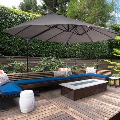 Parasol déporté grande taille XXL inclinable dim. 4,4L x 2,7l x 2,5H m piètement en acier inclus polyester gris