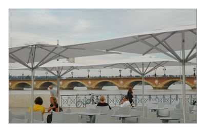 Parasol de terrasse complet Prémium Bleu foncé 240 x 240 Armature Gris