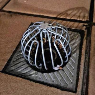 Pare-gravier anti-colmatage universel pour gouttière (Acier zingué). Empêche entrée de feuilles ou débris dans descentes pluviales