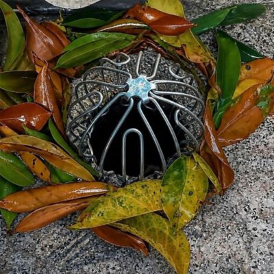Pare-gravier anti-colmatage universel pour gouttière (Acier zingué). Empêche entrée de feuilles ou débris dans descentes pluviales