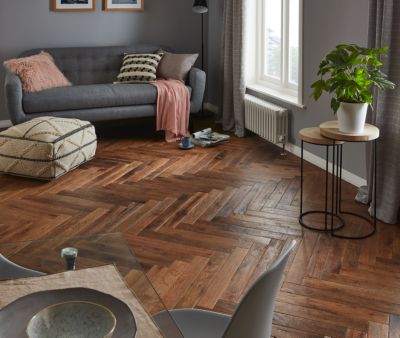 Parquet massif Skanor Bâton Rompu chêne verni marron