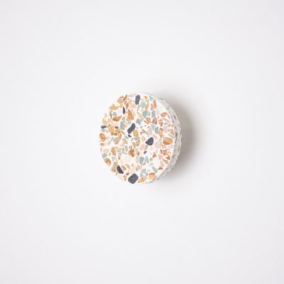 Patère salle de bains à visser 1 tête GoodHome Elland Terrazzo en béton coloris blanc moucheté