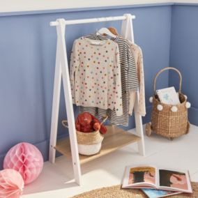 Penderie enfant en bois massif en pin naturel blanc - Tobias - 70X100CM. étagère basse. portant style scandinave. 4 pieds. 4.3kg