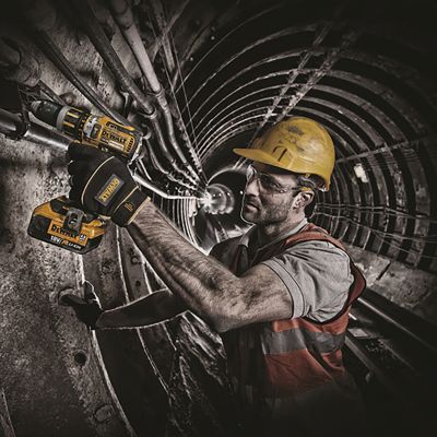 Test DeWalt DCD795D2-QW : une perceuse visseuse à percussion très  performante - Les Numériques