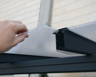 Pergola adossée Sierra Palram Canopia aluminium et polycarbonate gris 3 x 9,2m