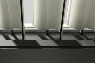 Pergola bioclimatique adossée motorisée Salto Alumin'home aluminium aspect bois - 6 x 3 m avec LED intégrés