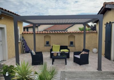 Pergola bioclimatique autoportante Actual motorisée aluminium Green Outside 4 x 3 m coloris gris