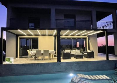 Pergola bioclimatique autoportante Actual motorisée aluminium noir sablé Green Outside 4 x 3 m