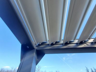 Pergola bioclimatique autoportante Actual motorisée aluminium noir sablé Green Outside 4 x 3 m