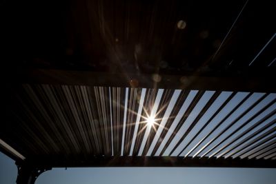 Pergola bioclimatique autoportante manuelle aluminium Habrita PER3630BI gris 3,60 x 3 m