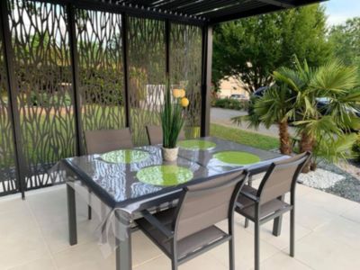 Pergola bioclimatique autoportante manuelle aluminium Habrita PER36M30BI gris 3,60 x 3 m avec 1 côté moucharabieh gris