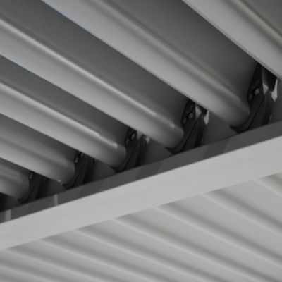Pergola bioclimatique autoportée aluminium et acier gris Fred 4 x 3 m