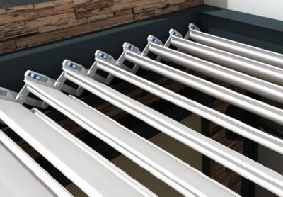 Pergola bioclimatique rétractable adossée aluminium gris et blanc Kokoon 5 - 3 x 4,10m Sunstyl
