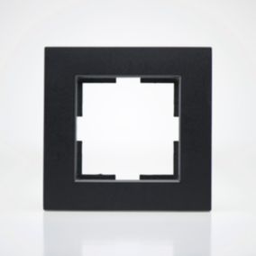 Plaque de finition plastique noir 1 poste 81x83x10mm