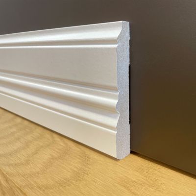 PLINTHE COLONIALE en FIBRE DE BOIS COMPACTE 112X18 BLANC (prix au mètre)