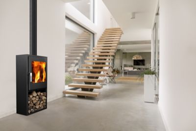 Poêle à bois Supra Jacco sur buchet noir en vermiculite 5kW