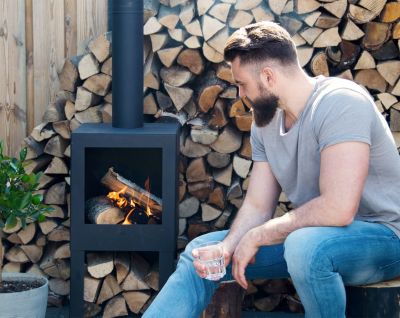 Poêle de terrasse en acier noir avec réserve de bois Esschert Design