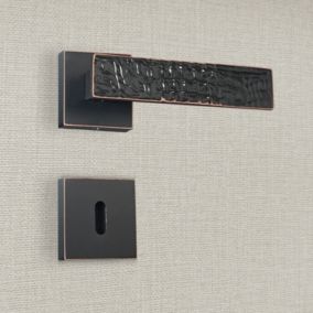 Poignée de porte design à clé finition aspect cuir patiné noir Perla - KATCHMEE