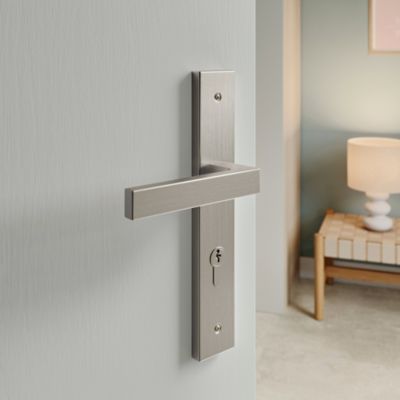 Poignées sur plaque à serrure aluminium et acier effet chromé satiné entraxe 195 mm GoodHome Quistin