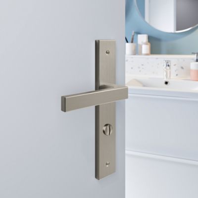 Poignées sur plaque carré à condamnation aluminium et acier effet chromé satiné entraxe 195 mm GoodHome Quistin