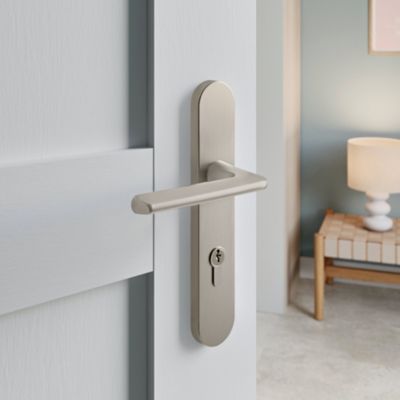 Poignées sur plaque ronde à serrure aluminium et acier effet chromé satiné entraxe 195 mm GoodHome Arzh