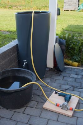 Pompe alimentée par perceuse 3000l/h Wolfcraft