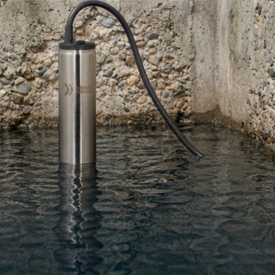 Pompe de forage Mac Allister 900W en métal et plastique