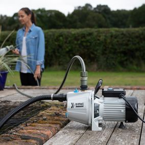 Pompe de surface Mac Allister 900W en métal et plastique