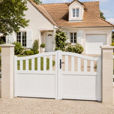 Portail battant manuel PVC blanc structure renforcée H 180 x L 250 cm HAMBOURG galbé