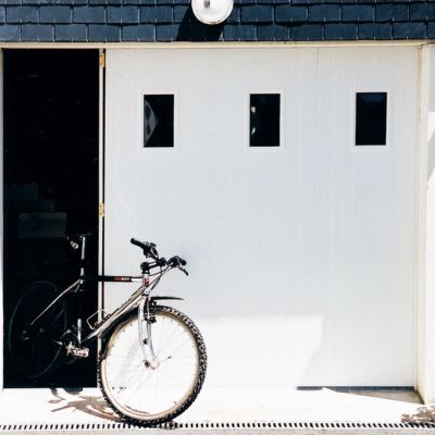 Poser un verrou sur une porte de garage (Castorama) 